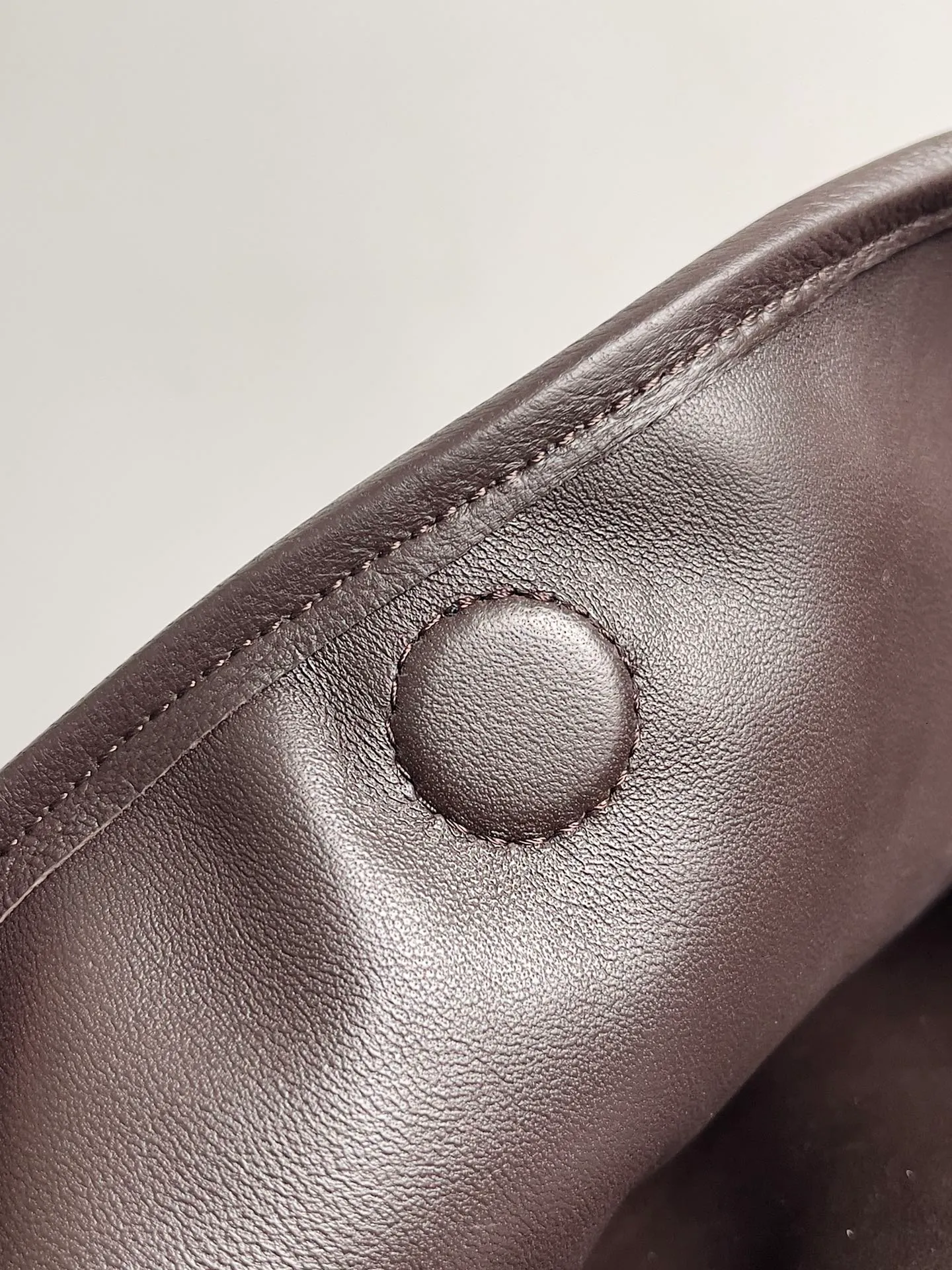 Batch 2160 Recently, I seem to be obsessed with this bag from BV~ The new Hop is really not too beautiful. The whole bag has no seams. The bag body and handles are made of one piece of leather. It embodies the style and essence of Bottega Veneta. It truly represents craftsmanship and creativity. The large size has a very loose and lazy upper body. Big bag lovers will definitely not regret buying it. Style number: 763970 Size: 53*24*13